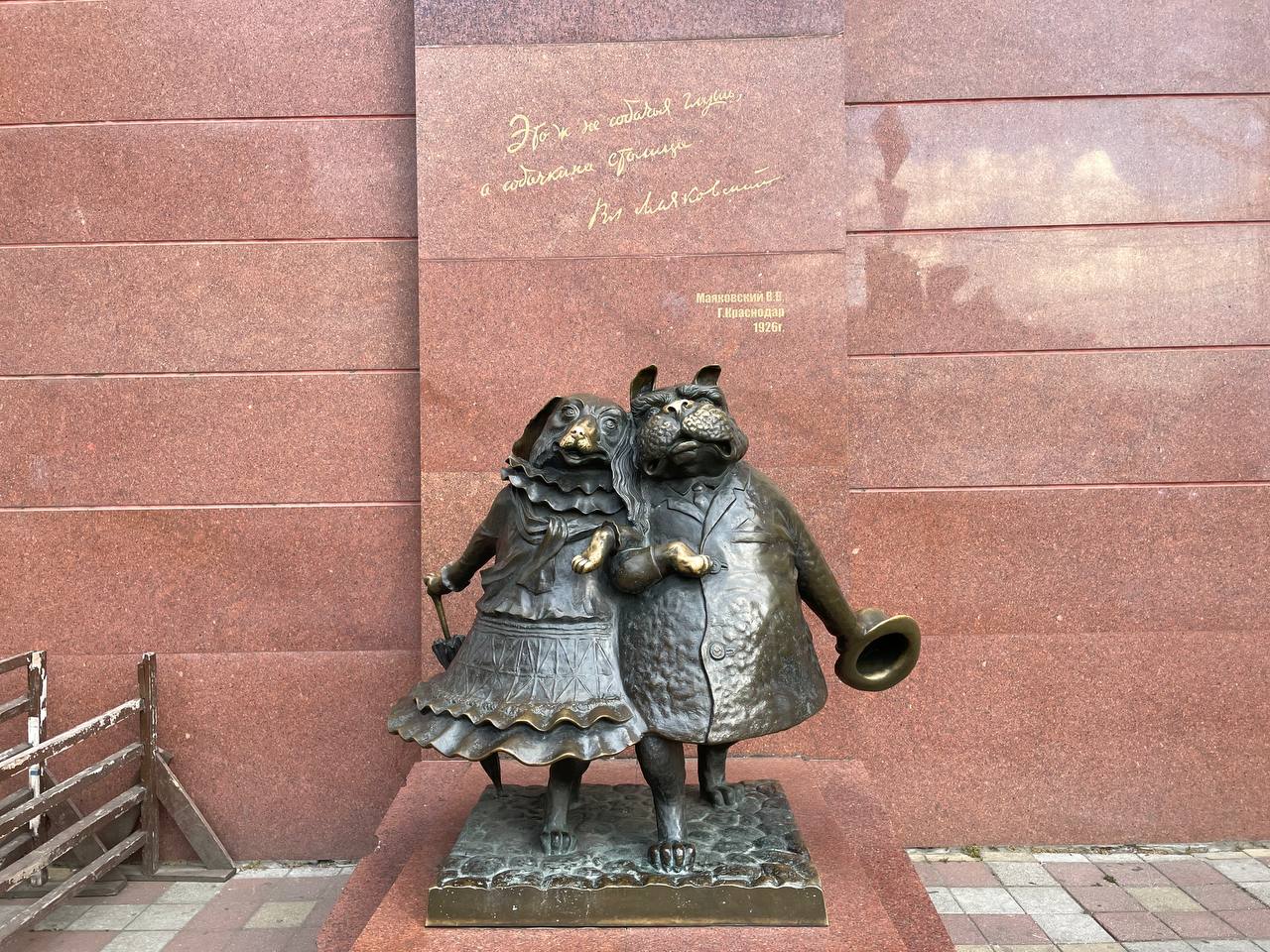 Скульптурная композиция «Собачкина столица»